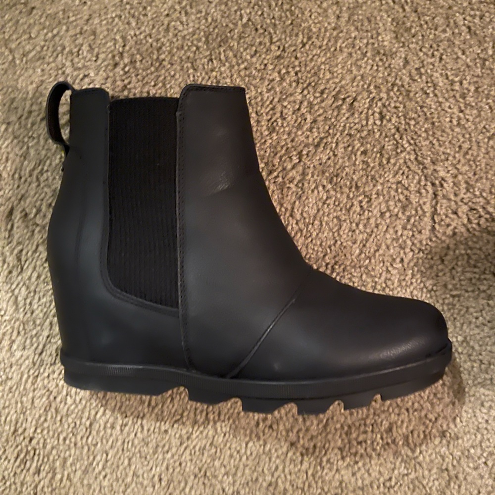 Wedged ankle boots